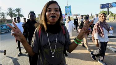 Vrouw markeert een jaar sinds anti-Bashir protesten begonnen