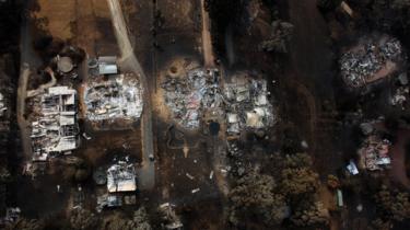 Una vista aérea de una hilera de casas en Kinglake muestra las casas destruidas