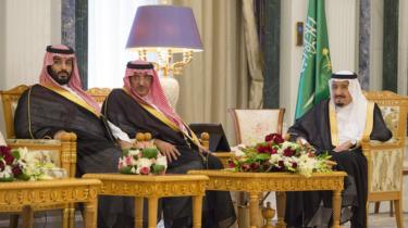 Re Salman (R) siede accanto al principe ereditario Mohammed bin Nayef (C) e al vice principe ereditario Mohammed bin Salman (R) il 24 aprile 2017