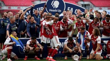 Pierre-Emerick Aubameyang fait tomber la FA Cup avant de la soulever