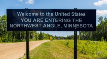 Een bord markeert de toegang tot de Northwest Angle van Minnesota, vanuit het landelijke Manitoba, Canada.