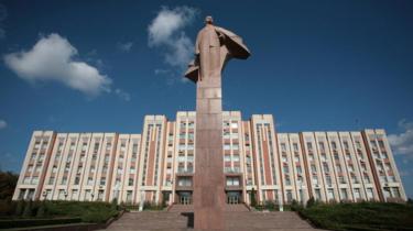 تمثال لينين الضخم يحرس مبنى البرلمان المبني على الطراز السوفيتي القاسي في ترانسنيستريا