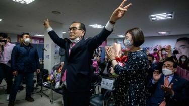 Overloper en de voormalige Noord-koreaanse diplomaat Thae Yong-Ho gebaren na het veiligstellen van een overwinning voor de Verenigde Toekomst in de Gangnam district in Seoul April 16, 2020