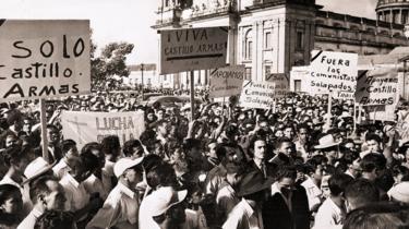 Multitud protestando en las calles.