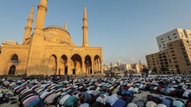 مسلمون يؤدون صلاة عيد الأضحى