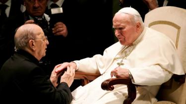 Marcial Maciel being blessed by John Paul II in 2004