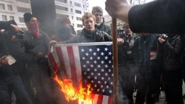 Gli anarchici bruciano la bandiera degli Stati Uniti dopo l'inaugurazione del secondo mandato di George W. Bush nel 2005's second-term inauguration in 2005