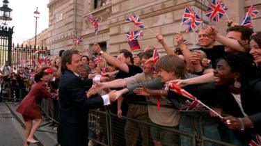 Tony Blair bem recebido pelos apoiantes ao entrar na Downing Street em 1997