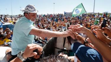 Foto de apostila disponibilizada pela presidência brasileira na qual o presidente Jair Bolsonaro é recebido por centenas de pessoas em visita à cidade de São Raimundo Nonato