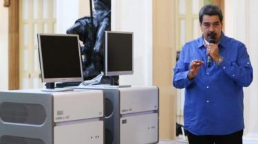 Venezuelan president Maduro posing with two Covid-19 diagnose machines
