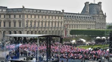 Wafuasi wa Macron wakisherehekea eneo la Louvre mjini Paris