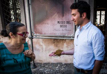 Max tratando de sentir la glándula del biso en su mano