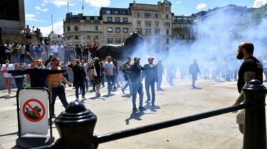 Φλόγες και βόμβες καπνού έχουν πεταχτεί στην πλατεία Τραφάλγκαρ