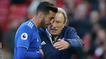 Victor Camarasa akizungumza na kocha wa Cardiff Neil Warnock