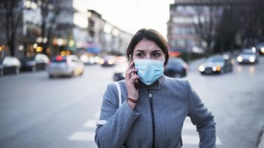 Mujer con mascarilla