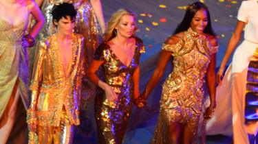 Tennant (izquierda) con Kate Moss (centro) y Naomi Campbell en la ceremonia de clausura de los Juegos Olímpicos de Londres 2012