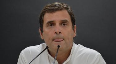 Rahul Gandhi przemawia na konferencji prasowej, na której przyznał się do zwycięstwa w wyborach premierowi Modiemu