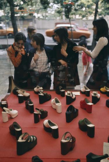 Vrouwen die schoenen shoppen in Teheran in 1976