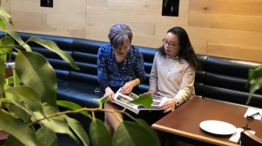 Amie cho Minh Thư xem ảnh gia đình