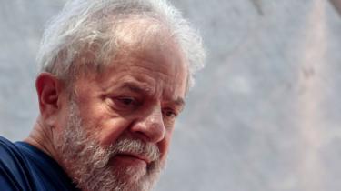 Lula olha para baixo, de perfil