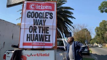 Tiêu đề một bài báo ở Nam Phi trước việc Google cấm một số điện thoại Huawei cập nhật phần mềm Android