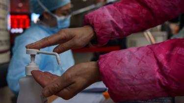 Persona se lava las manos