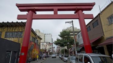 a nők láthatók Liberdade, a központi Sao Paulo szomszédságában nagy koncentrációban a japán Leszármazottak, június 14, 2014.