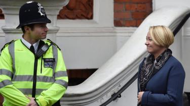 A procuradora-chefe sueca Ingrid Isgren deixa a Embaixada do Equador em Londres, Grã-Bretanha após entrevistar o fundador do Wikileaks Julian Assange em 15 de Novembro de 2016