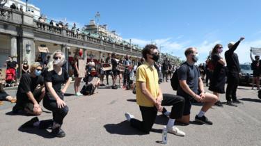 Οι διαδηλωτές από το Black Lives Matter συμμετέχουν σε μια σιωπηλή επαγρύπνηση στο Brighton Pier