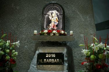 kaivostyöläisten suojeluspyhimyksen Pyhän Barbaran patsas seisoo Gotthardin tunnelin sisällä, 1. kesäkuuta