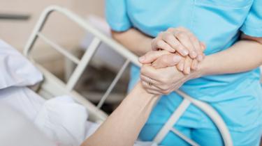 Una enfermera toma la mano de un paciente (imagen ilustrativa)