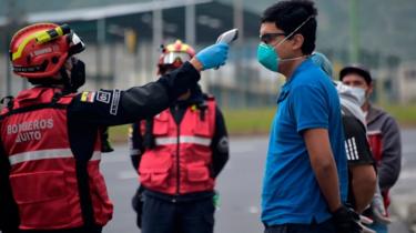 يُسيّر رجال الإطفاء دوريات لفحص درجات حرارة أجسام الناس بحثا عن المصابين بفيروس كوفيد 19
