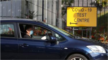 Une voiture passe devant un centre de dépistage