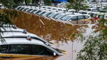 வெள்ளத்தில் மூழ்கியுள்ள நகரை காப்பாற்ற மழையை நிறுத்த முயற்சி