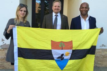 Vít Jedlička (centrum) drží vlajku Liberlandu s bývalým Liberland ministr zahraničních věcí, José Miguel Maschietto (vpravo) a jeho obhájce