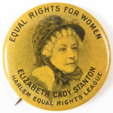 شارة تحمل صورة إليزابيث كادي ستانتون كُتب عليها "حقوق مساوية للنساء. اتحاد هارلم للمساواة في الحقوق"، ترجع لعام 1900