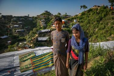 Mohammad Eliyas (kiri), yang masih berusia 18 tahun, menikahi Tasmina Begum (kanan), berusia 16 tahun, saat keduanya sama-sama mengungsi di Cox's Bazar, Bangladesh