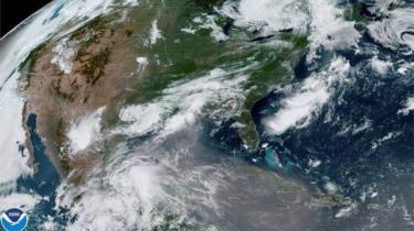 Una columna de polvo del Desierto del Sahara se acerca a los Estados Unidos desde el Caribe en una imagen del satélite GOES-East de la Administración Nacional Oceánica y Atmosférica (NOAA) el 24 de junio de 2020.