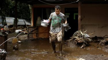 Ein Mann holt Habseligkeiten aus seinem Haus, das nach dem Einschlag von Hurrikan Otto in Guayabo de Bagaces beschädigt wurde, Costa Rica