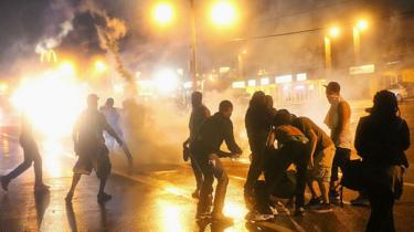 Enfrentamiento en la calle con manifestantes en Ferguson