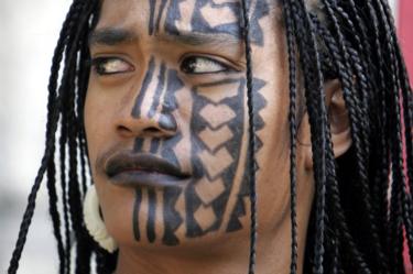 Foto de archivo de una mujer de las islas del Pacífico con tatuajes faciales