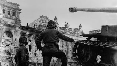 Soldats soviétiques dans les rues de Berlin 1945