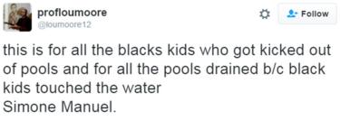 Un tweet dice: "esto es por todos los niños negros que fueron expulsados de las piscinas y por todas las piscinas vaciadas porque los niños negros tocaron el agua"