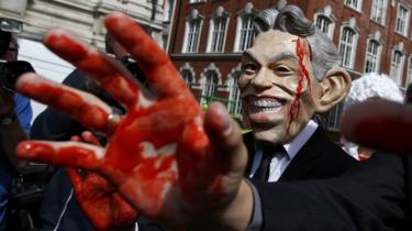 Ein Demonstrant, der eine Maske trägt, um sich als Tony Blair auszugeben, protestiert vor der Veröffentlichung des Chilcot-Berichts