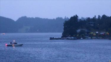 Polizei in Booten und Rettungsfahrzeugen um die Insel Utoeya, Norwegen, 22. Juli 2011