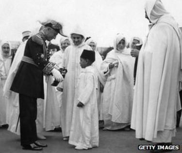 De resident-generaal van Frankrijk decoreert de toekomstige koning Hassan II's Resident-General decorates the future King Hassan II