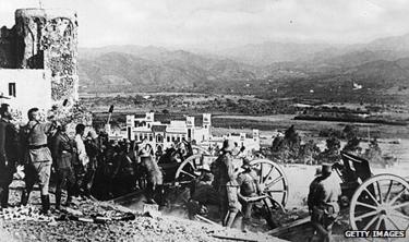 Las tropas coloniales manejan las baterías de armas en Tetuán durante el levantamiento de 1924