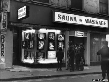 Hommes regroupés à l'extérieur d'un sauna et d'un salon de massage de Soho, 1973