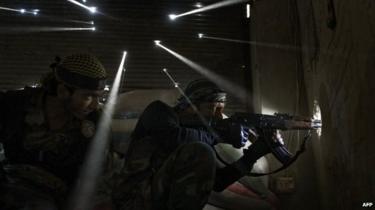 Combatientes rebeldes en el distrito de Karmel Jabal de Alepo (18 de octubre de 2012)