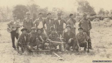 forfatteren, Nguyen Thanh Nhan, (knelende andre fra venstre) på En Vietnamesisk militærbase i Kambodsja, 1985